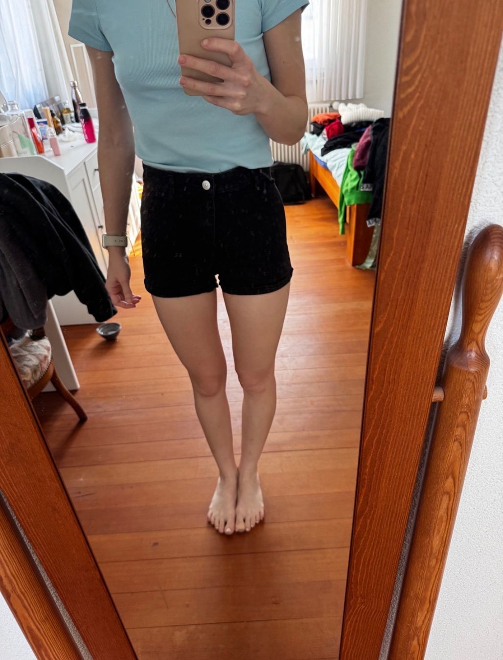 H&M Pantaloni: SCHWARZE HIGH-WAIST SHORTS – Usato da Bern venduto da NineJean