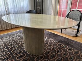 Ovaler Esstisch aus Marmor