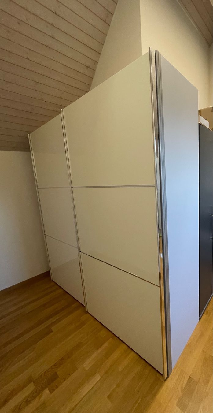 Armadi: Schrank mit 2 Schiebetüren – Usato da Bülach venduto da Flower_83 1