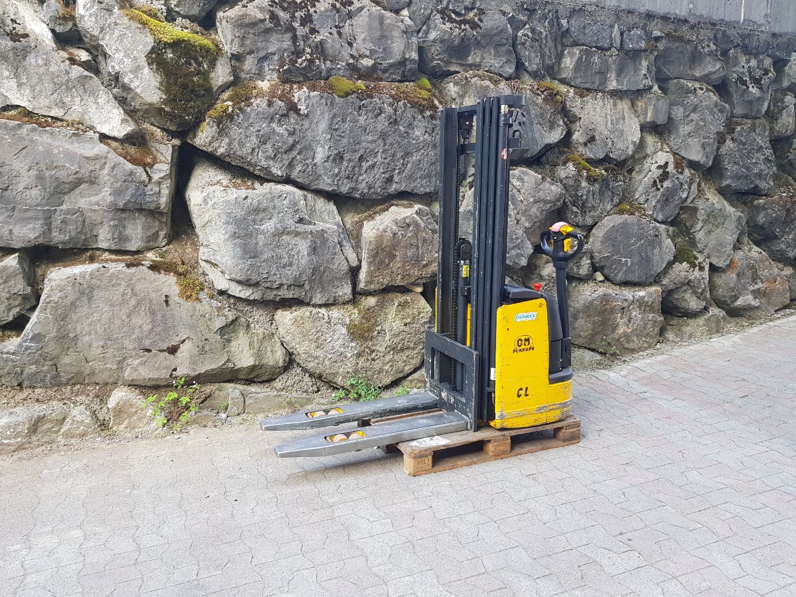 Carrelli elevatori e a forche: Stapler OM Ameise Deichselstapler Hochhubwagen – Difettoso da Brunnadern venduto da p.....