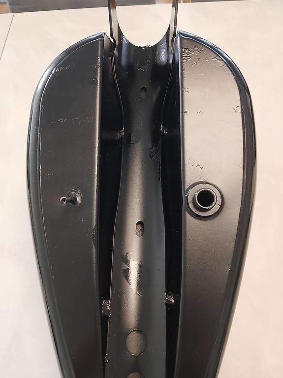 Accessori per altri veicoli: Serbatoio moto nero lucido con tappo e staffe – Usato da Morbio Inferiore venduto da pie_6rzh 1