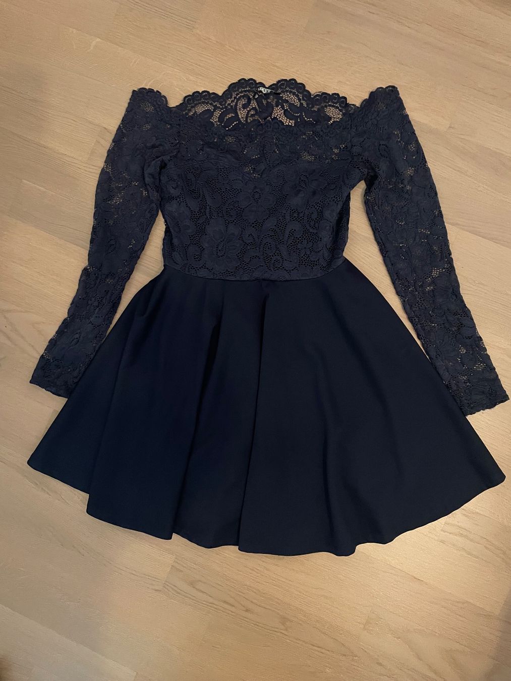 Vestiti: Dunkelblaues Kleid mit Spitze – Usato da Schleinikon venduto da and_6bjx