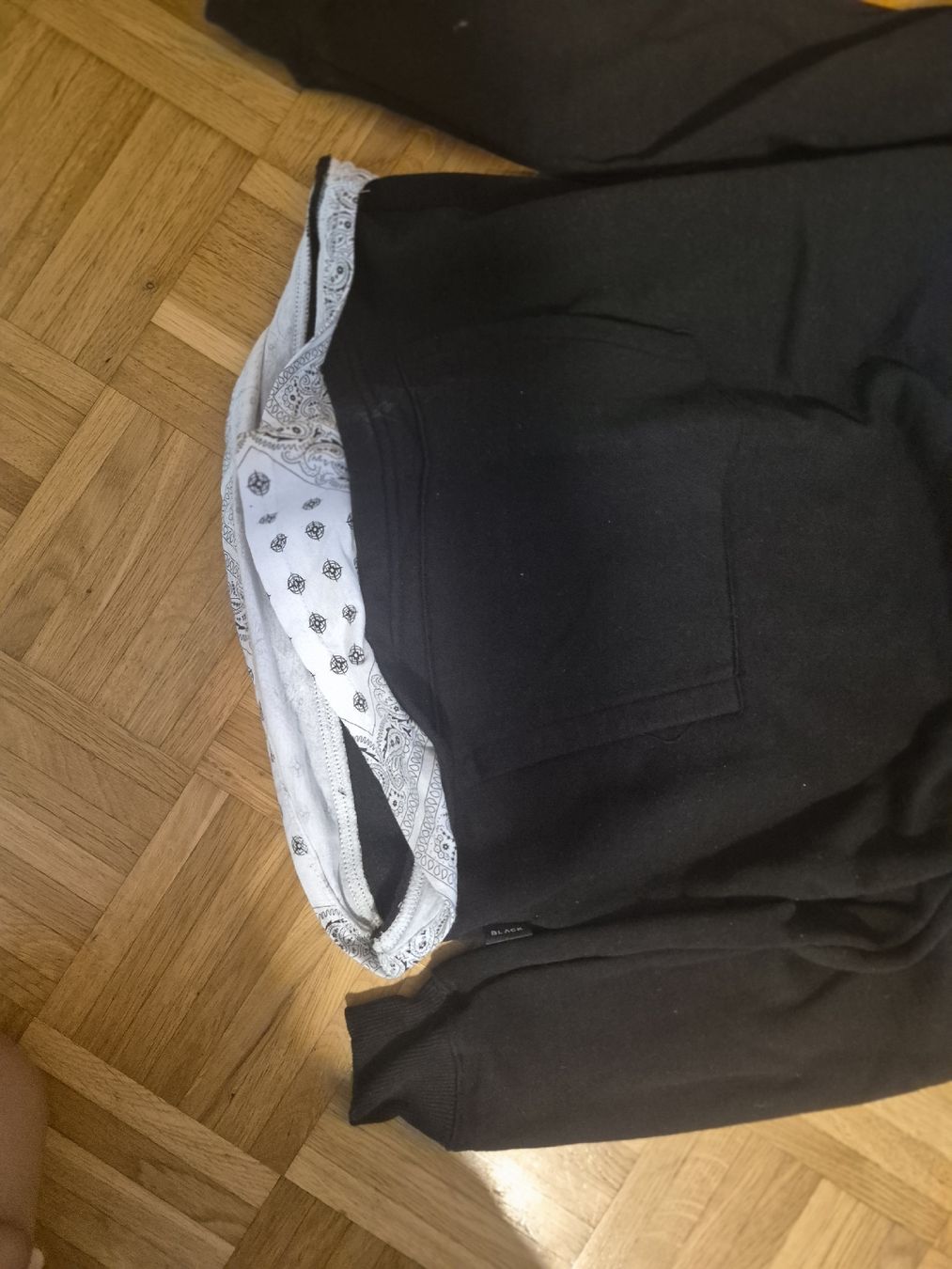 Maglioni & Felpe: Schwarz Kapuzenpullover BLACK SQUAD Grösse S – Usato da Belp venduto da jul_56lk 3