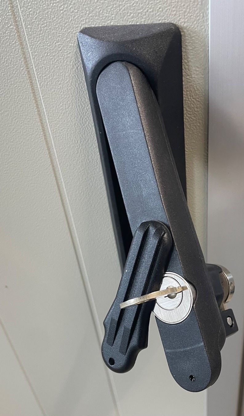 Armadi: WISAR Schrank Metall,  mit Dach, abschliessbar – Usato da Hämikon venduto da Iitomo 6
