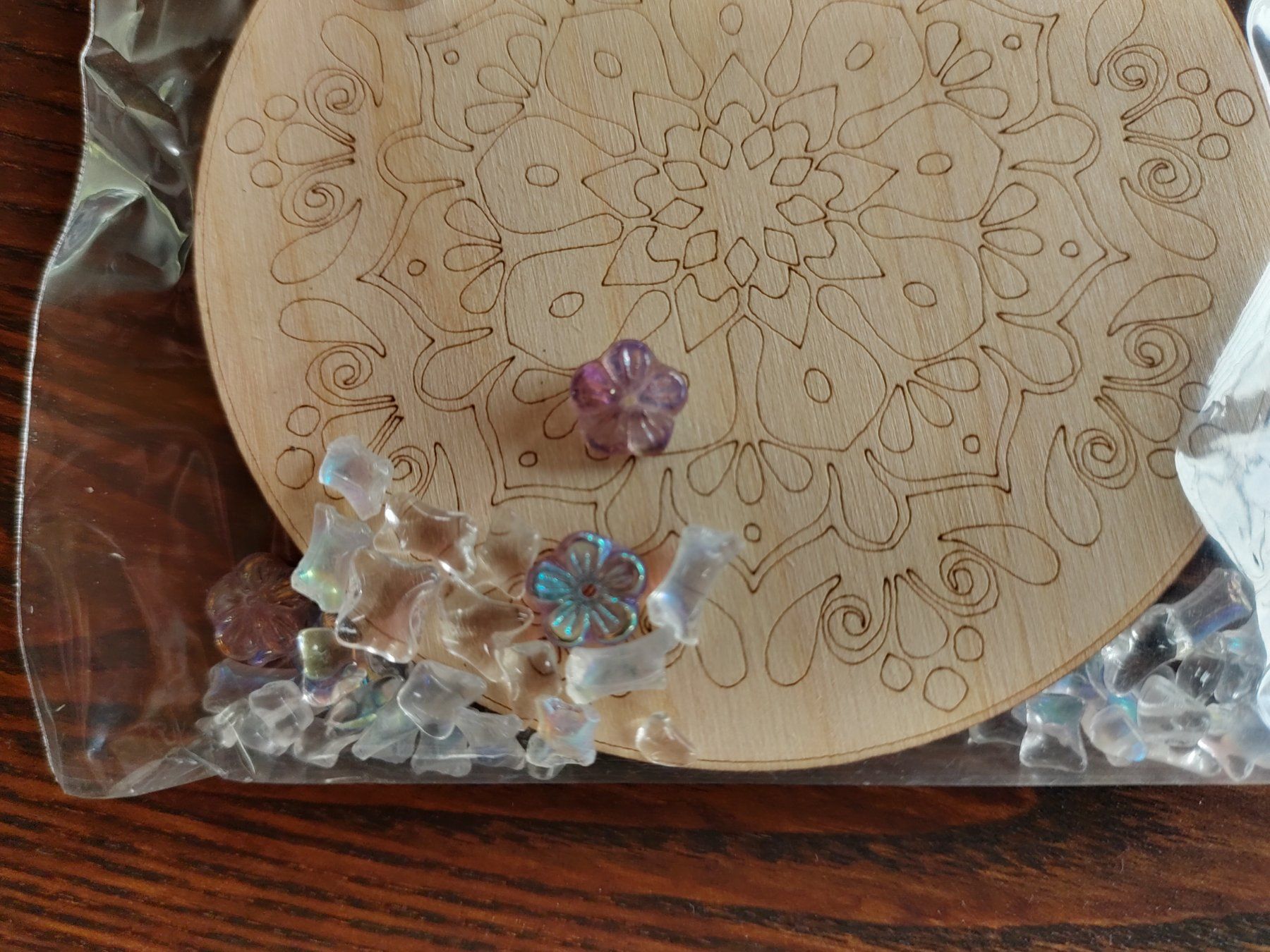 Alle Dekorationen: Holz Mandala Scheibe mit Perlen magnetisch vers. Farben – Neu und originalverpackt aus Thalwil von ersteigerer 3