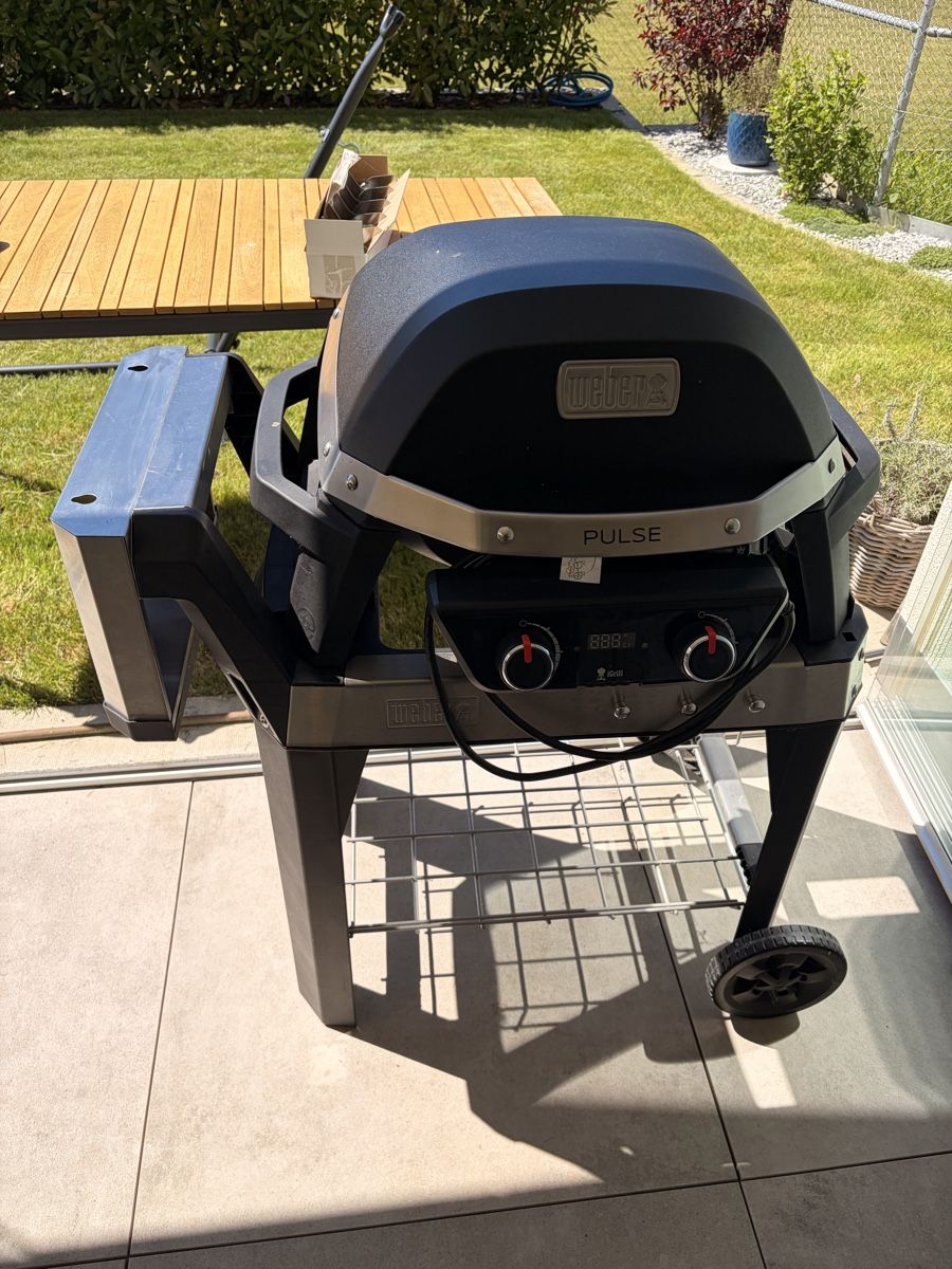 Weber Griglie: Weber Pulse 2000 inkl. Rollwagen und Plancha Platte – Usato da Mellingen venduto da Ifstarr