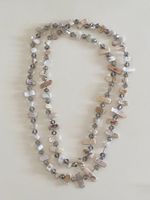 Lange Kette aus Muscheln und Perlen