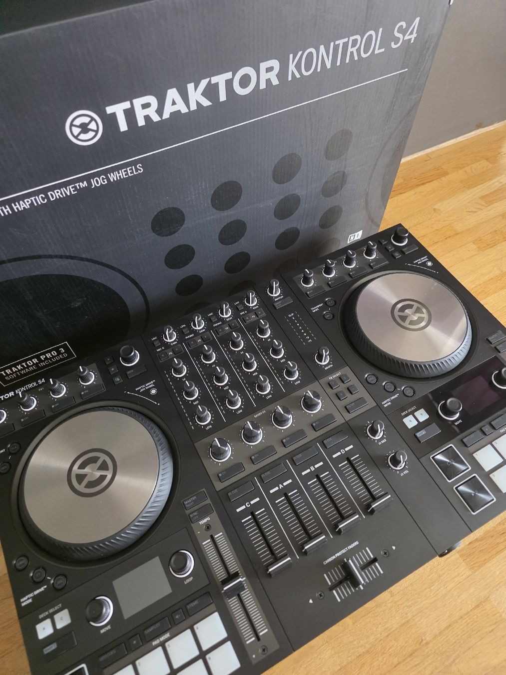 Native Instruments Console di mixaggio: Native Instruments Traktor Kontrol S4 MK3 – Usato da Basel venduto da regnam 6