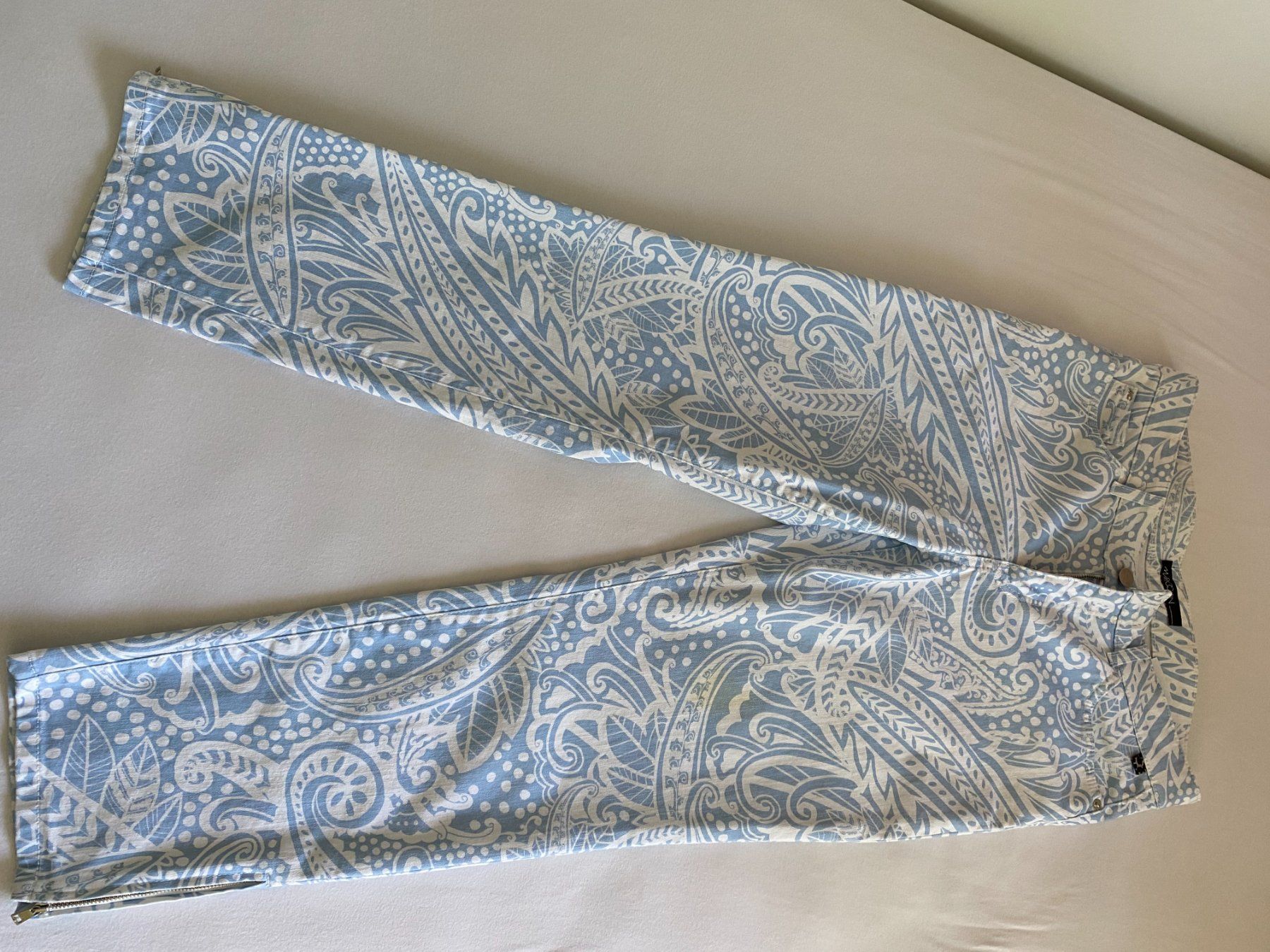 Marc Cain Jeans: Stretch 7/8 Damenhose MARC CAIN  Gr. 38 hellblau kl. Flecken – Usato da Niederrohrdorf venduto da park5 1