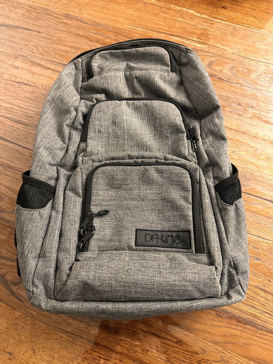 Dakine Rucksäcke: Dakine Rucksack Grau - Ideal für Schule, Uni oder Arbeit! – Gebraucht aus Zürich von Gadgets2020