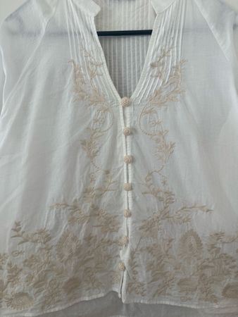 Damen Bluse Zara weiss bestickt Grösse M neuwertig