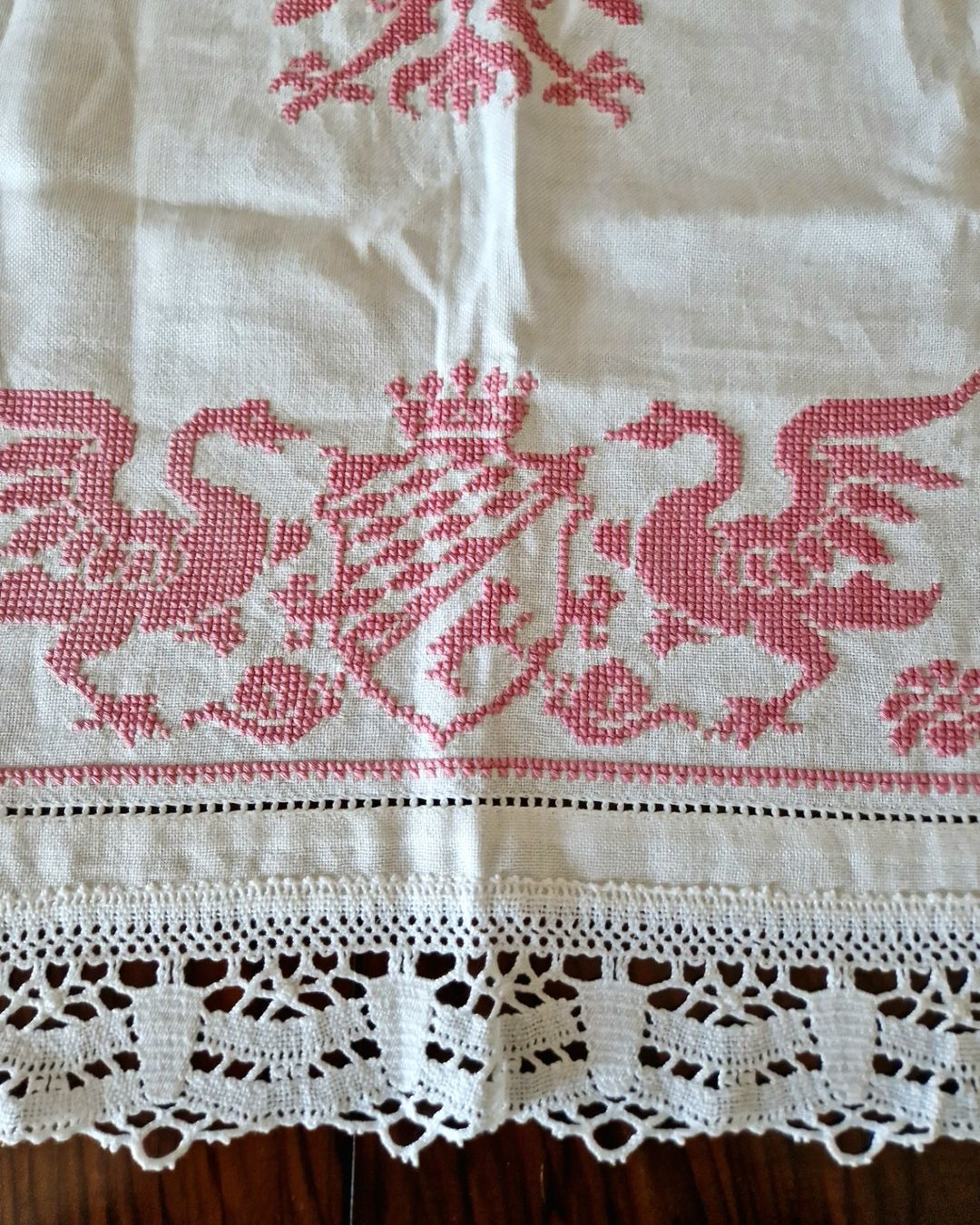 Altra biancheria da tavola: Mitteldecke Handbestickt 82x82cm – Usato da Bern venduto da Antikbatik 4