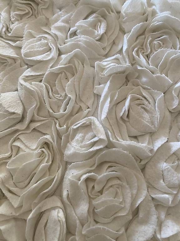 Teppiche: Badezimmerteppich weiss mit Blumen – Gebraucht aus Männedorf von nathi_o 1