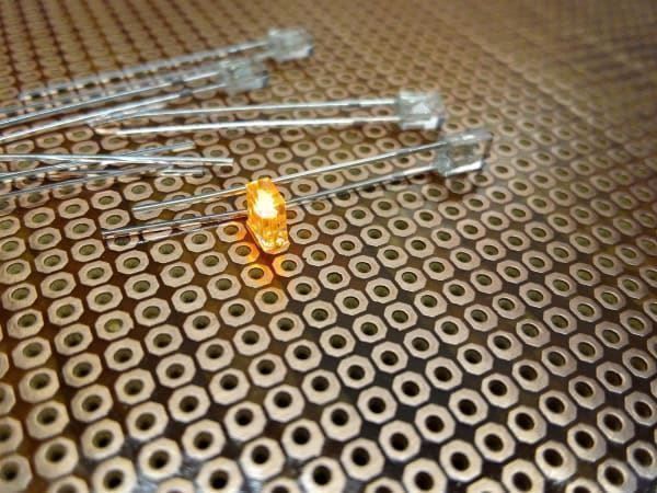 Componenti elettronici: Quader-LED 10 Stk 2x3x4mm klar/orange – Nuovo (secondo la descrizione) da Luzern venduto da Salefactory
