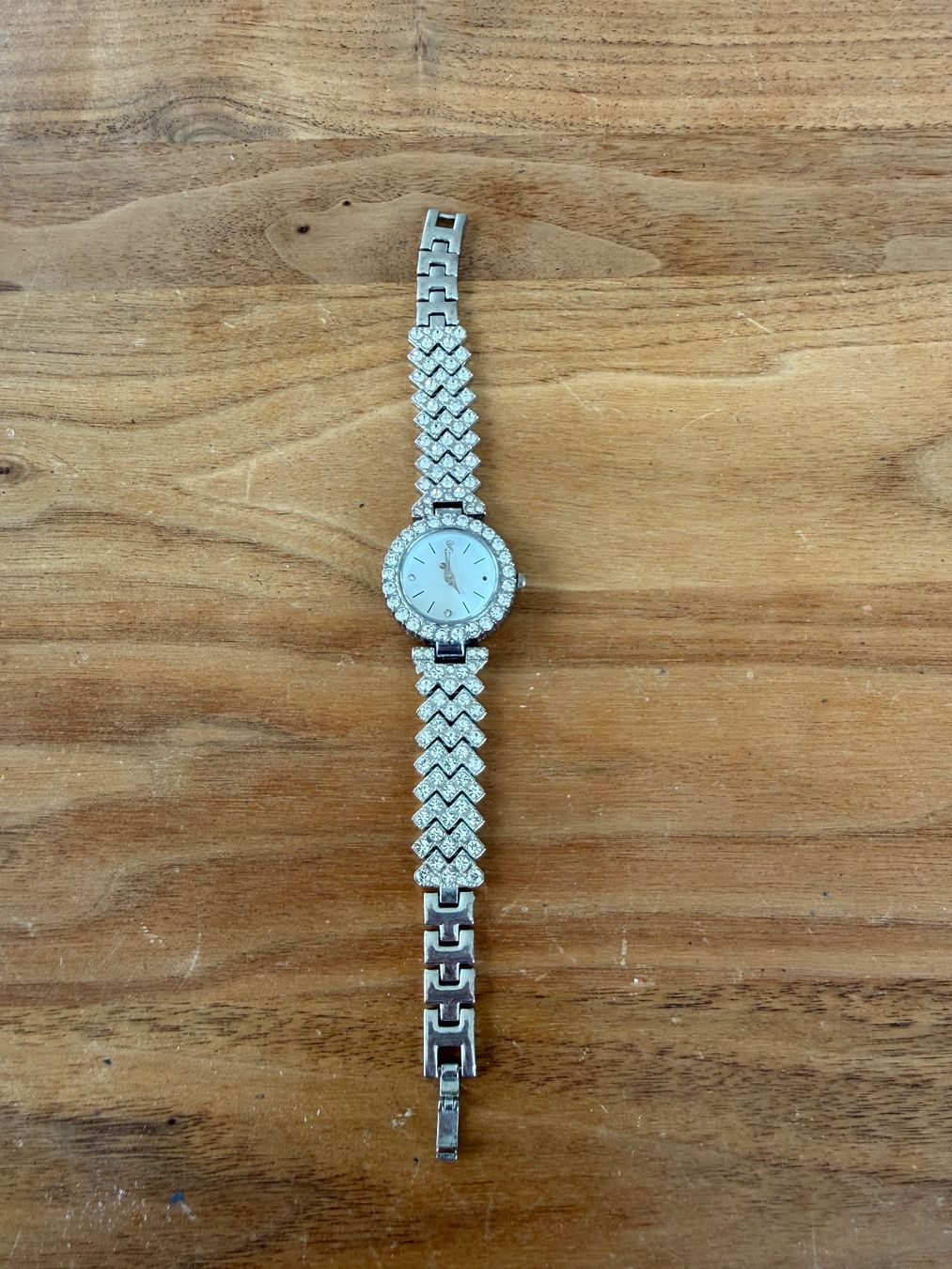 Montres: Armbanduhr mit Strasssteinen – D'occasion à zürich par skychef