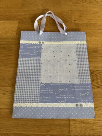 Geschenktasche, Papiertragetasche, Flieder mit „love“