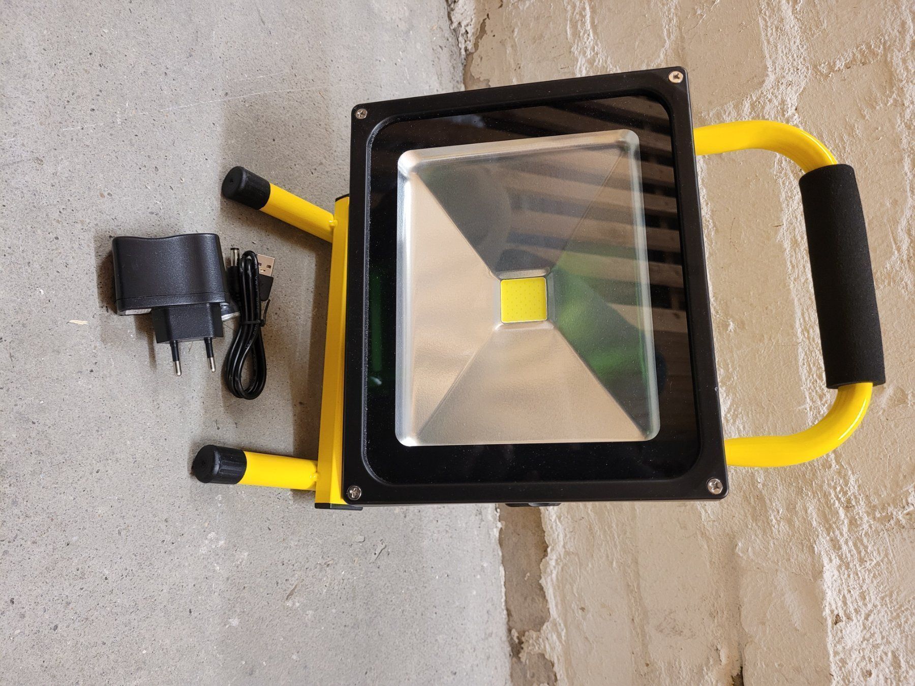 Fari: 30W LED Scheinwerfer mit Akku – Usato da Zürich venduto da Elektro-Material 1