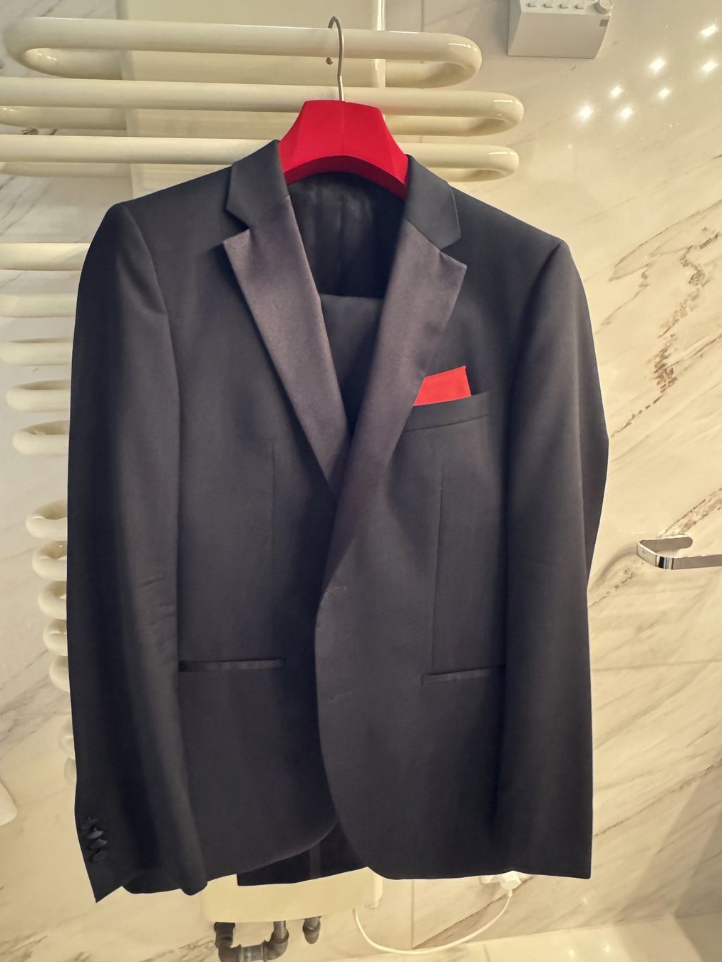 Hugo Boss Completi: Smoking Hugo Boss, Grösse 48 – Nuovo (secondo la descrizione) da Weiningen ZH venduto da jules01