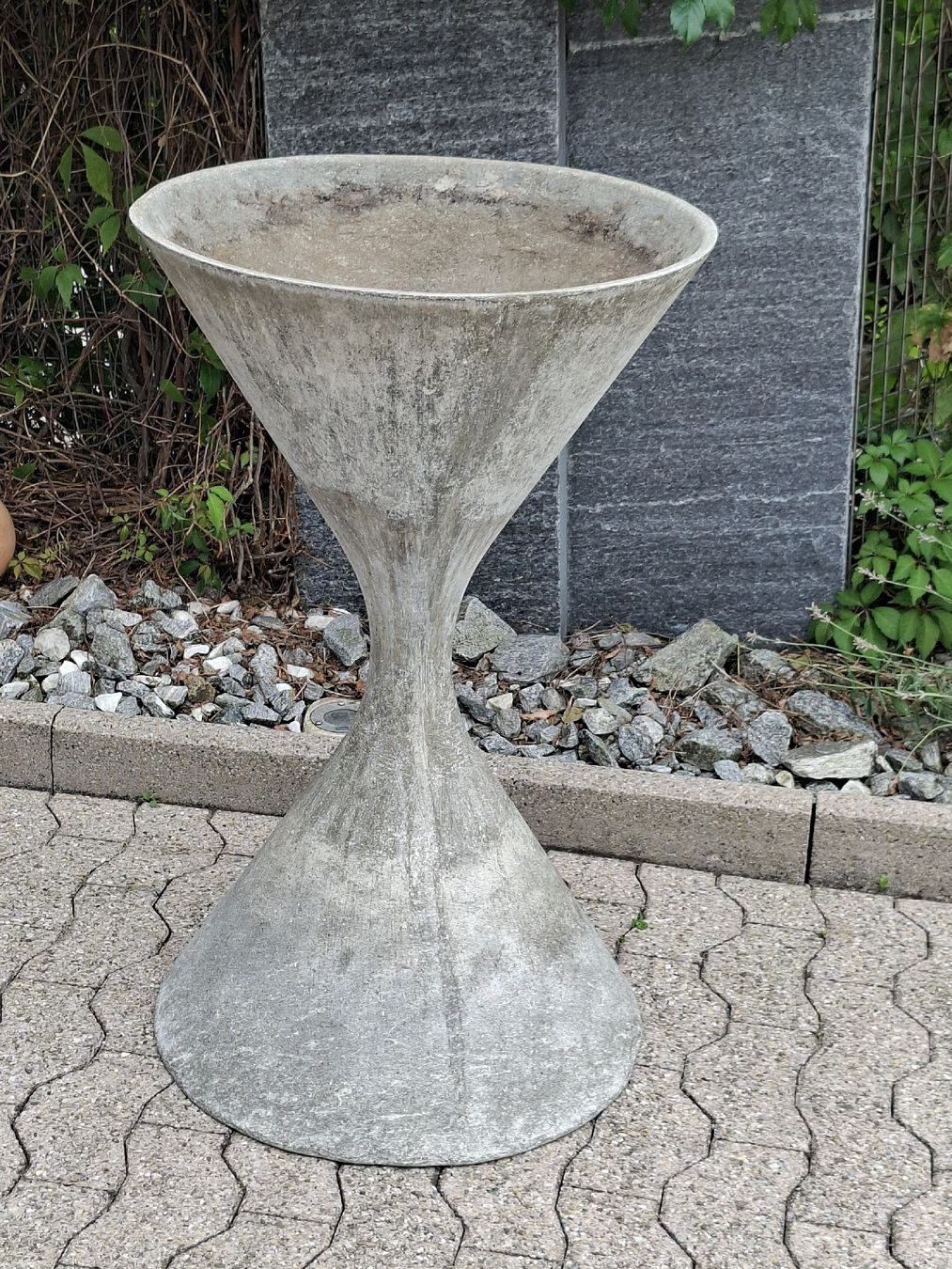 Eternit Blumentöpfe: Willy Guhl Eternit Blumenspindel  – Gebraucht aus Ganterschwil von HeidiuPeter