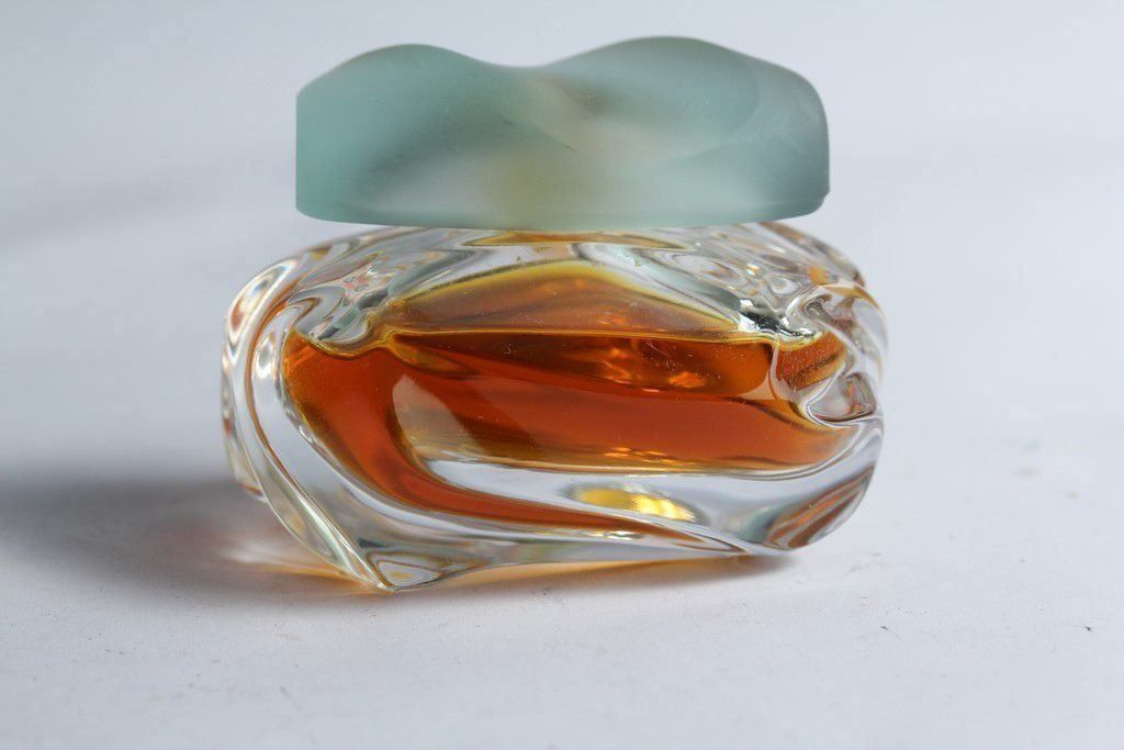 Estée Lauder Profumi & Eau de Toilette: Parfum Knowing Estée Lauder 30 ml – Usato da Vandoeuvres venduto da Dom-Tom