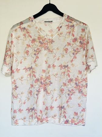 Schönes Shirt mit dezentem Blumenmuster Grösse 38 NEU