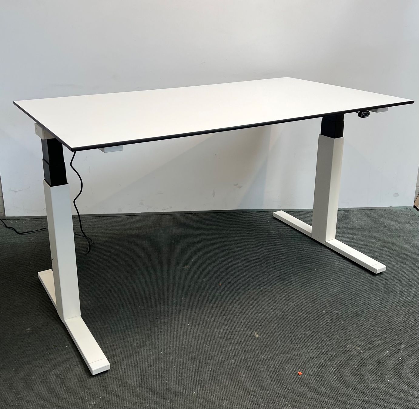 Lista Scrivanie: 006 LISTA LO Extend elektr. verstellbarer Sitz-/Stehtisch – Usato da Wangen an der Aare venduto da TBYN 1
