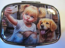 Süsses Pillendöschen mit Mädchen & Hund Motiv, neu!