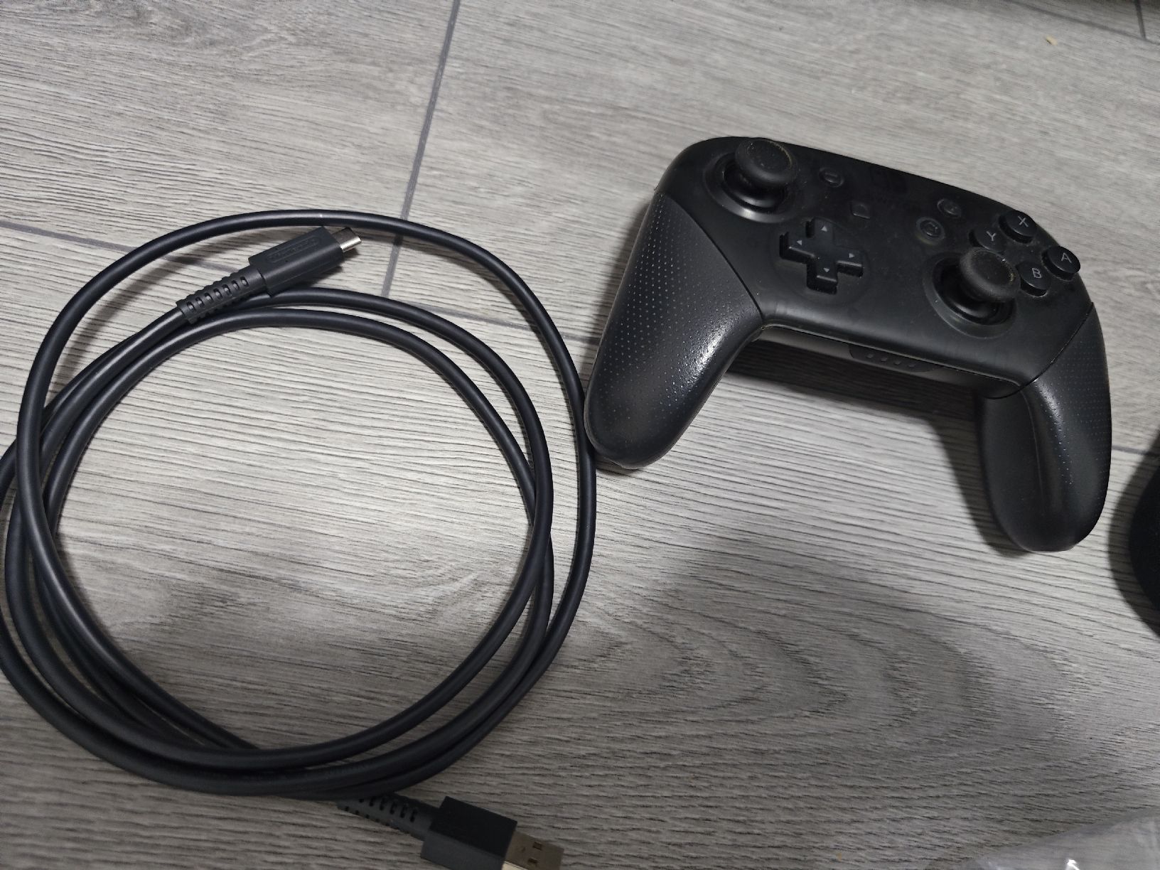 Manettes: Nintendo switch pro controller  – D'occasion à Balsthal par tudorf