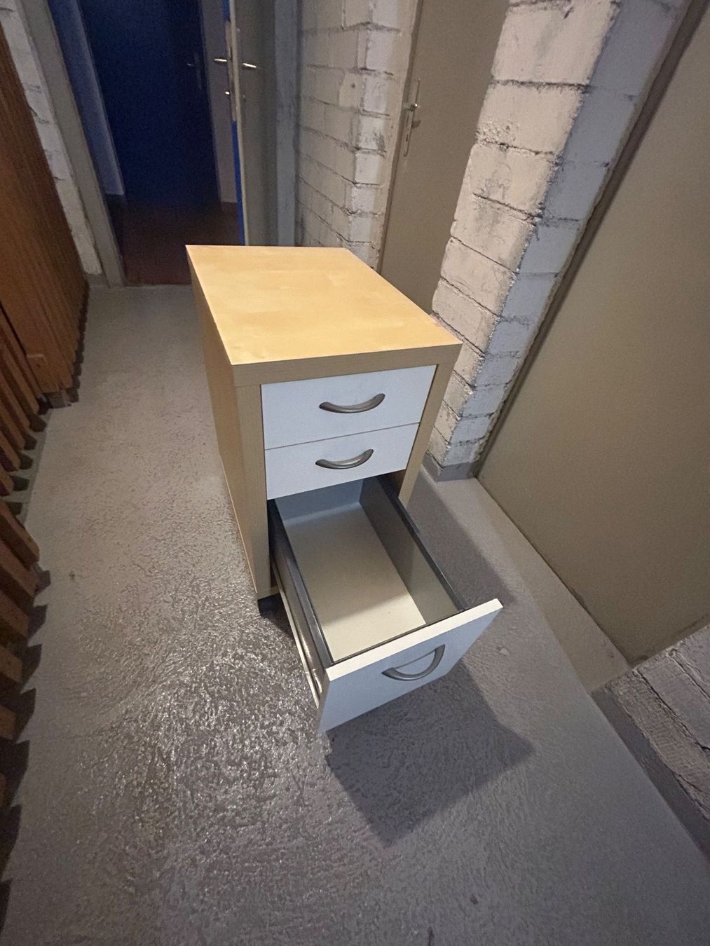 Ikea Scrivanie: Büromöbel Set Tischplatte mit Beinen und Schubladencontainer – Usato da Thun venduto da o_wittwer 9