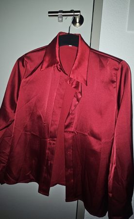 Elegante, neue Bordeaux rote Bluse