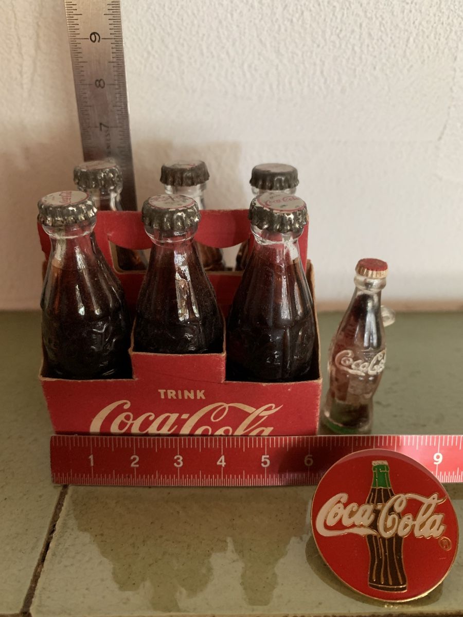 Coca-Cola Plaketten & Abzeichen: Coca-Cola Miniaturflaschen 6er Pack mit Ansteckpin – Gebraucht aus Egg b. Zürich von ohtannenbaum 2