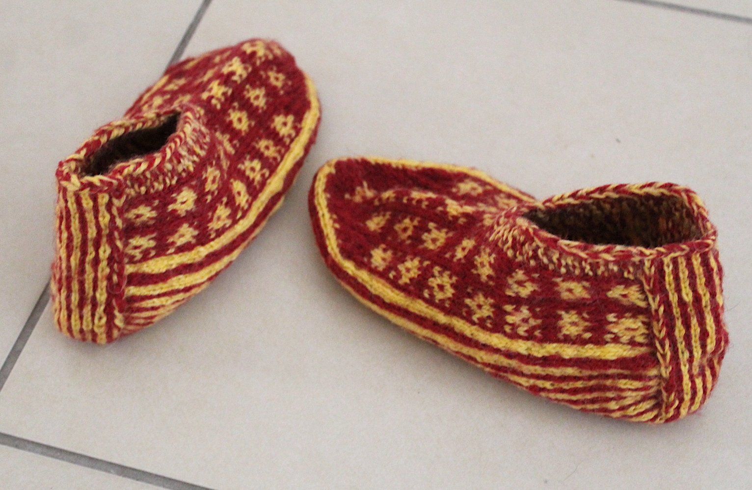 Calze per bambini: Handgefertigte gestrickte Haussocken – Usato da Locarno venduto da madame-tus-sauds 1
