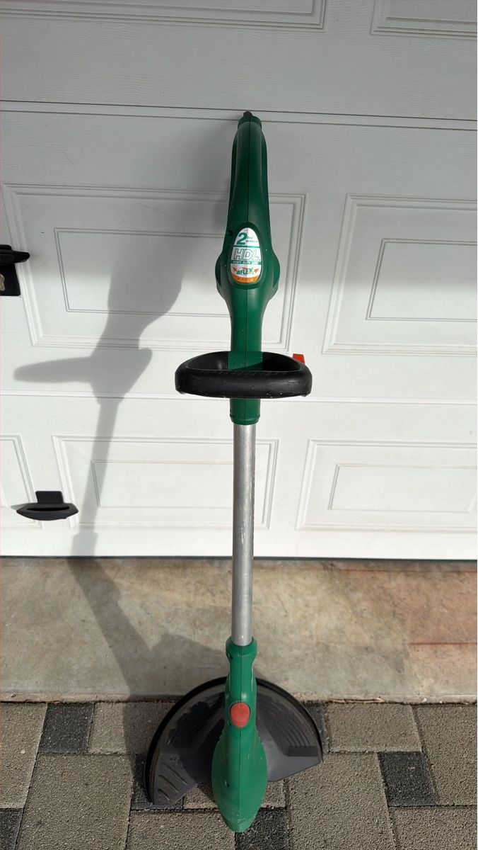 Tagliaerba: Gartengerät Trimmer Black&Decker mit Akku-Halterung – Usato da Dübendorf venduto da aigol