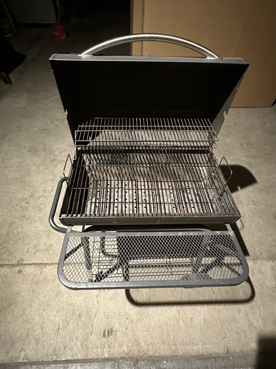 Grils: Holzkohlengrill – D'occasion à Samstagern par ailama 1