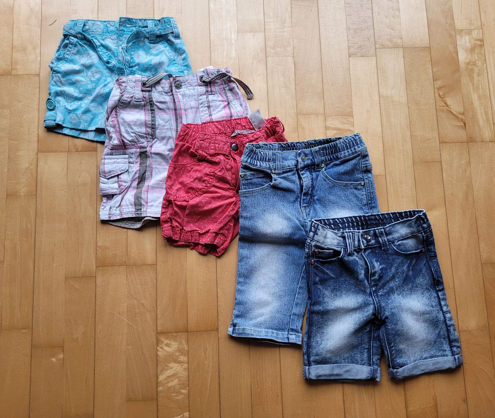 Pantaloni: 5 Kurze Hosen Mädchen Gr.98/104 – Usato da St. Margrethen SG venduto da SamusAran