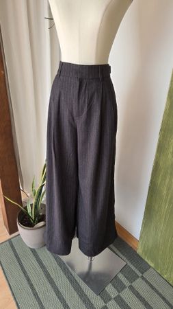 Damen Stoffhose weit geschnitten grau gestreift neuwertig