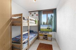Schlafzimmer mit Doppelbett, Stockbett, Schränke top Zustand