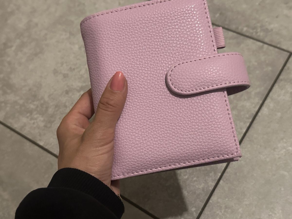 Portamonete: DE LUXE BINDER RINGBUCH A7 Neu Flieder – Nuovo e nell'imballaggio originale da Aadorf venduto da mel_5b9w 5