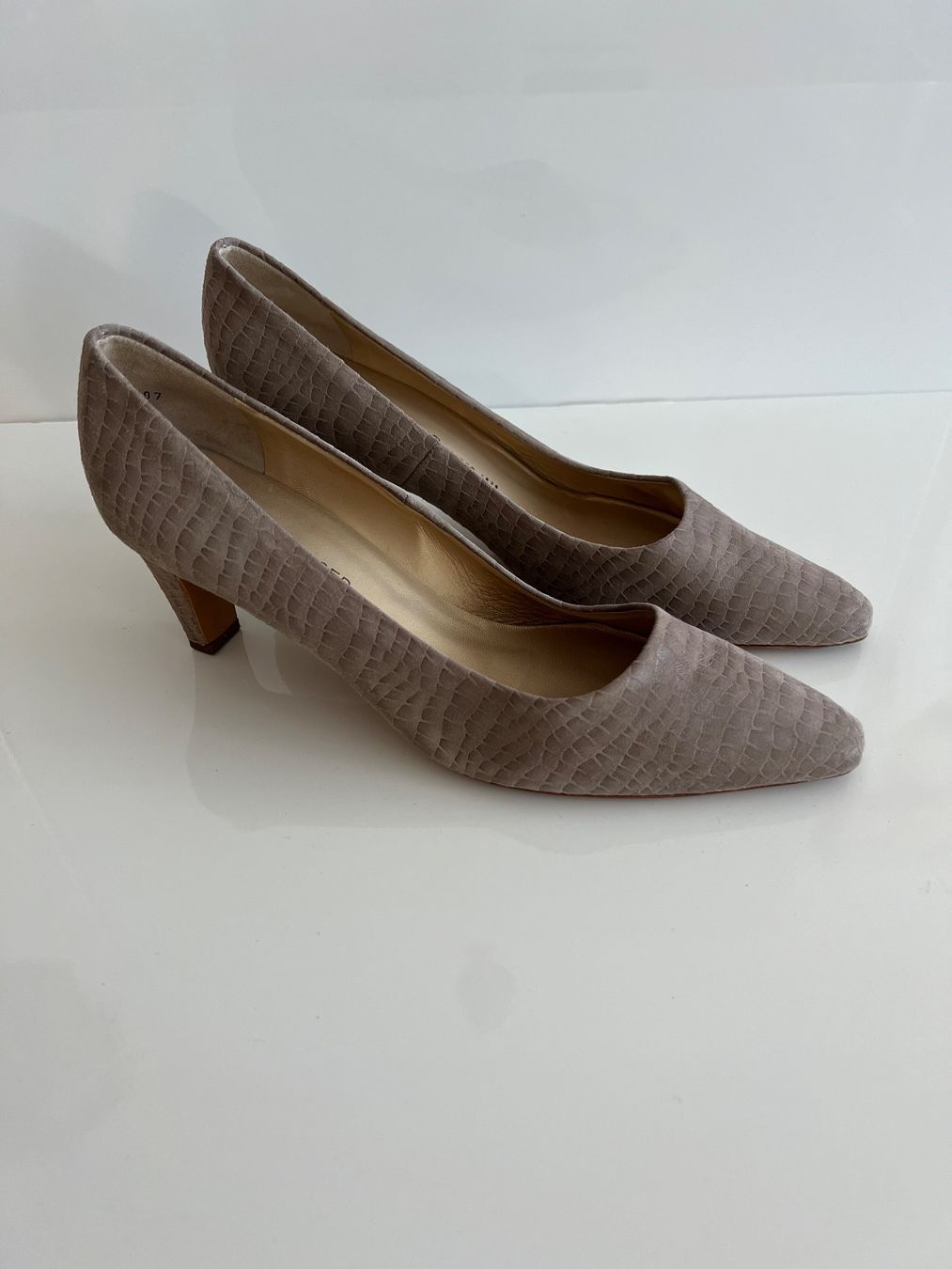 Kaiser Scarpe da donna: Peter Kaiser Pumps Kroko-Optik Gr. 40.5 beige - Elegant – Usato da Zollikerberg venduto da car_g26r 1