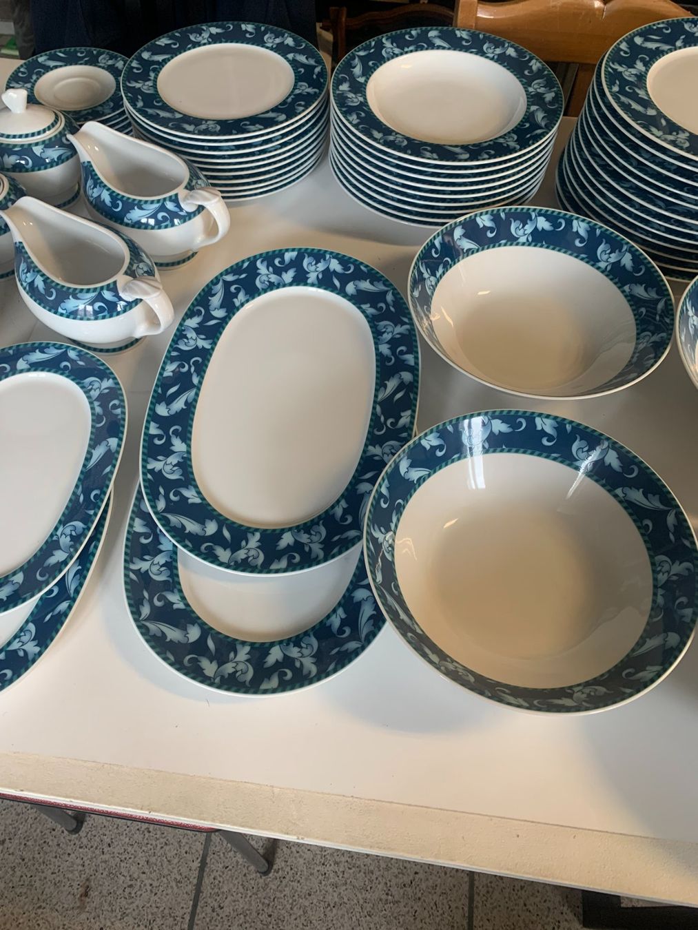 Set di piatti: 53 Teiliges Geschirrset Botticelli Design – Usato da Fislisbach venduto da chili2006 2
