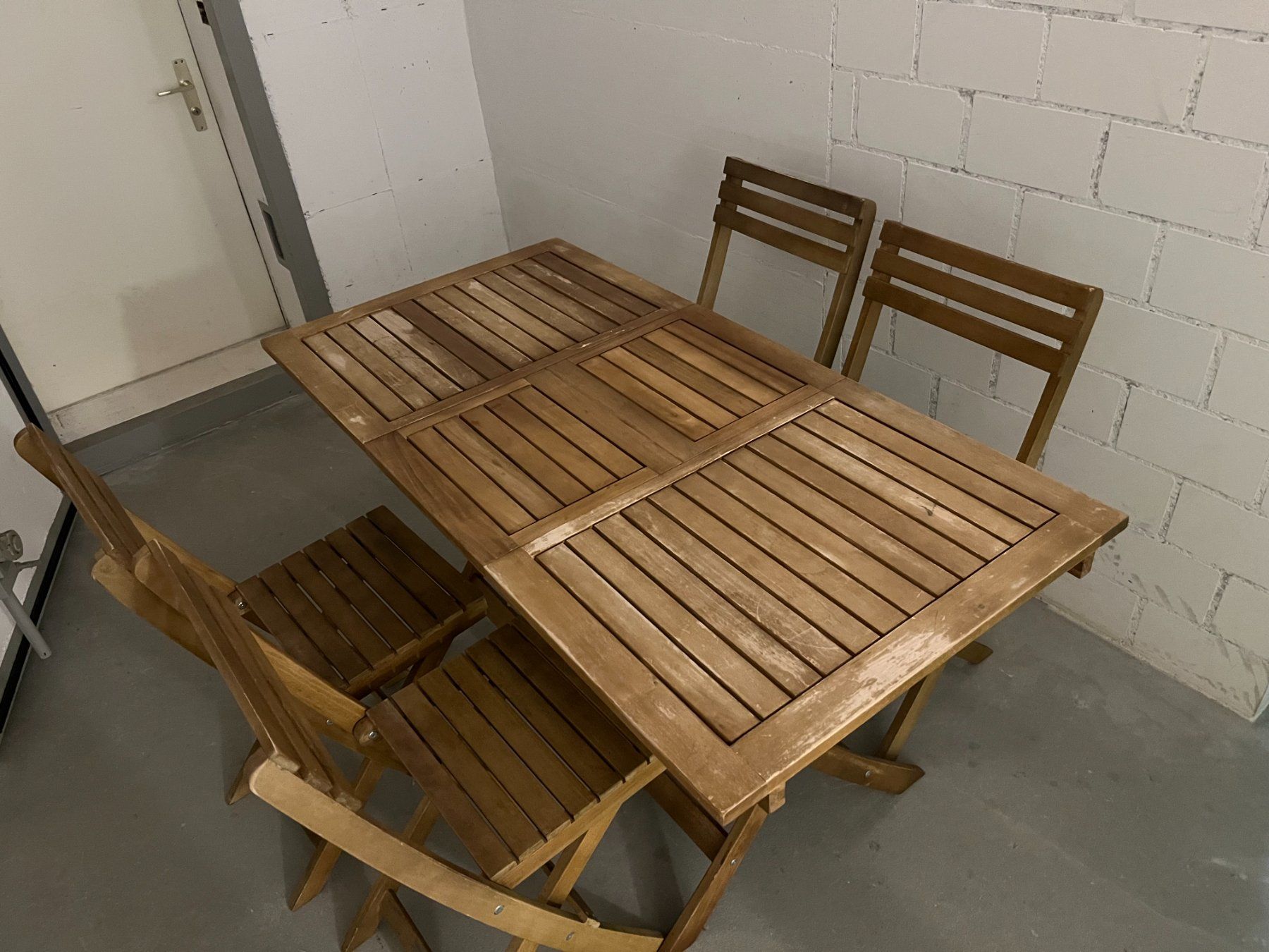 Set di tavolo e panche: Holz Gartentisch mit 4 Klappstühlen – Usato da Zuzwil SG venduto da pavlod 1
