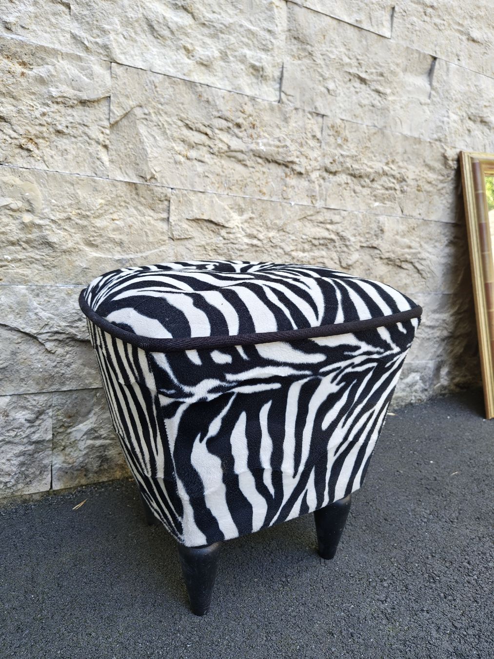 Hocker: Hocker Zebra-Muster Bezug Schwarz-Weiss mit 4 Beinen – Gebraucht aus horw von pasula_lu