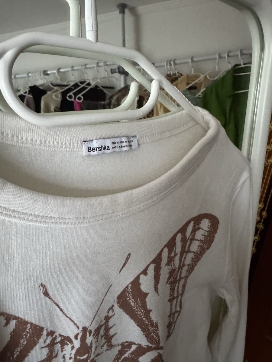 Bershka T-shirt: Bershka Longsleeve Schmetterling Gr M – Usato da Buochs venduto da nik_r7gm 1