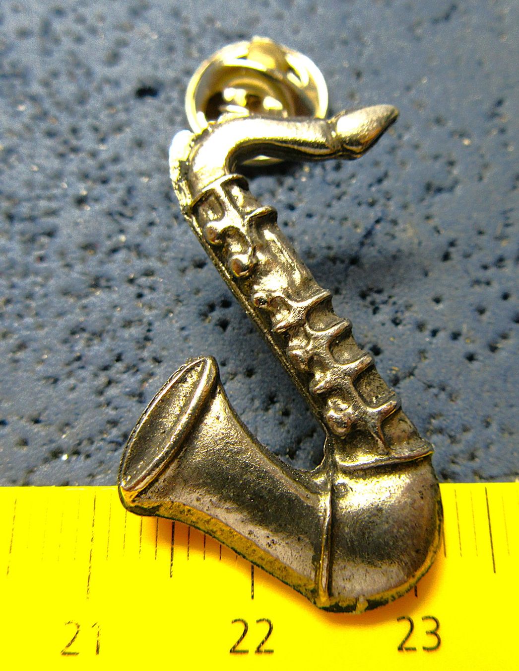 Swiss Plaketten & Abzeichen: SAXOPHON MUSIC PIN SILBRIG – Gebraucht aus Ettingen von Hausi4711