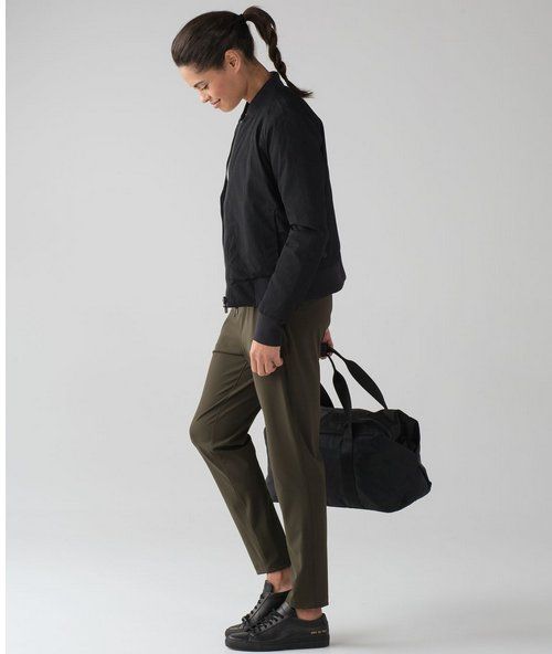 Lululemon Pantaloni: Lululemon On Thre Fly Pants Dark Olive Gr 6 – Usato da Stein am Rhein venduto da DaOhana