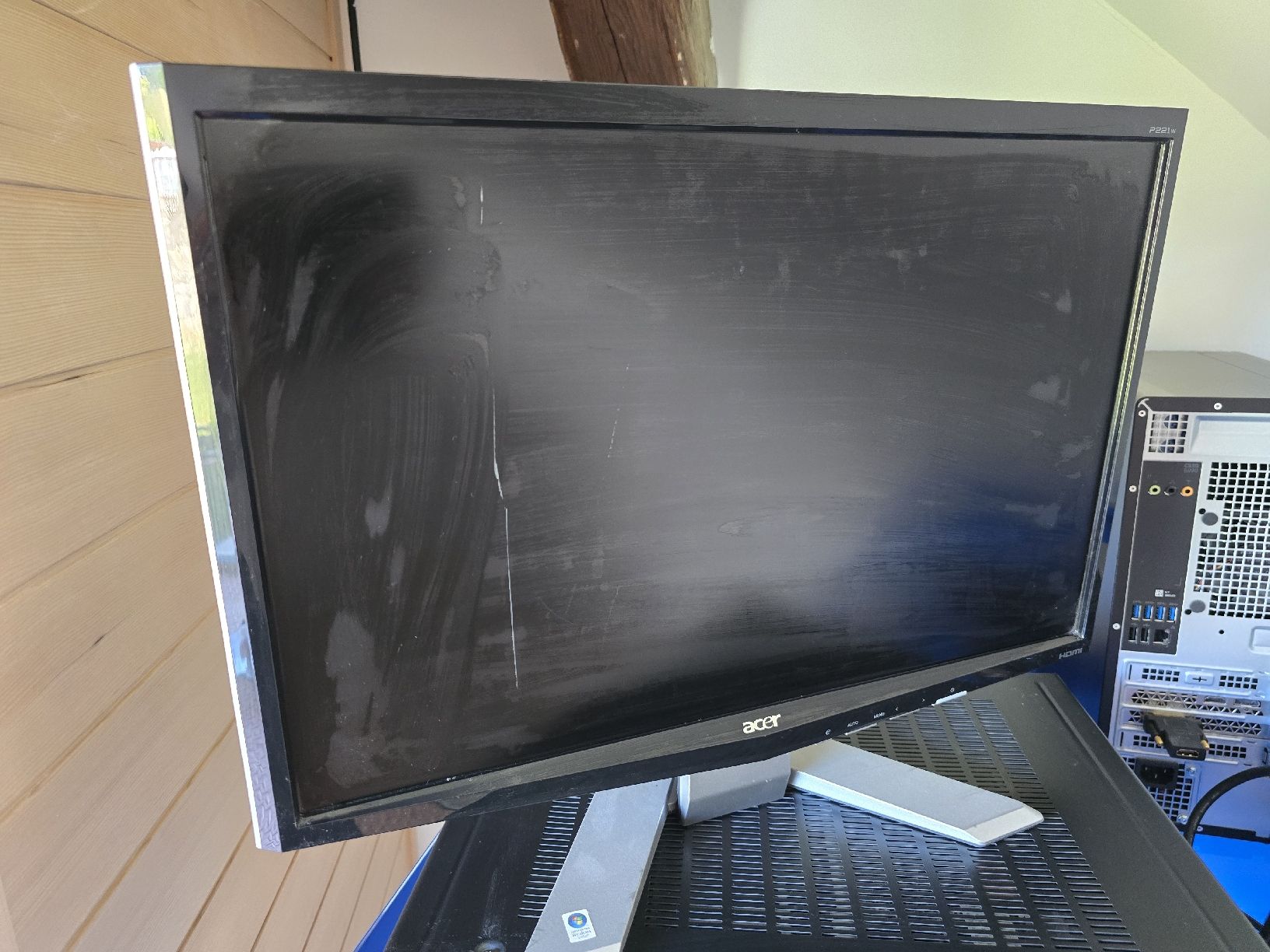 Hewlett Packard Monitore: 2 PC Monitore gebraucht. Einer mit Kratzern – Gebraucht aus St. Ursen von fitmacher1 2