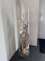 Kunststoffvase mit künstlicher Orchidee