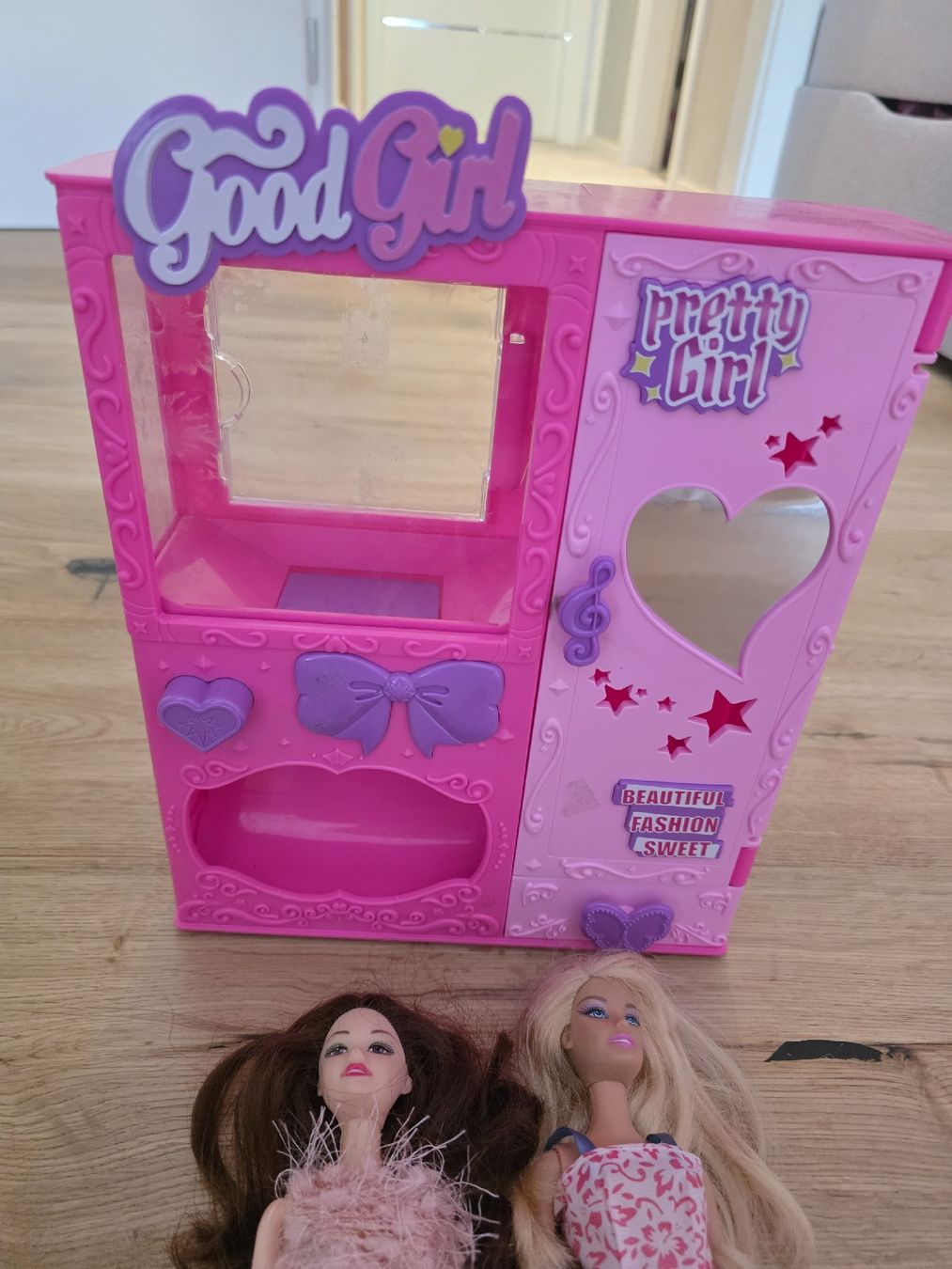 Giocattoli: Barbie Kleiderschrank mit 2 Barbie – Usato da Toffen venduto da ver_x68f 4