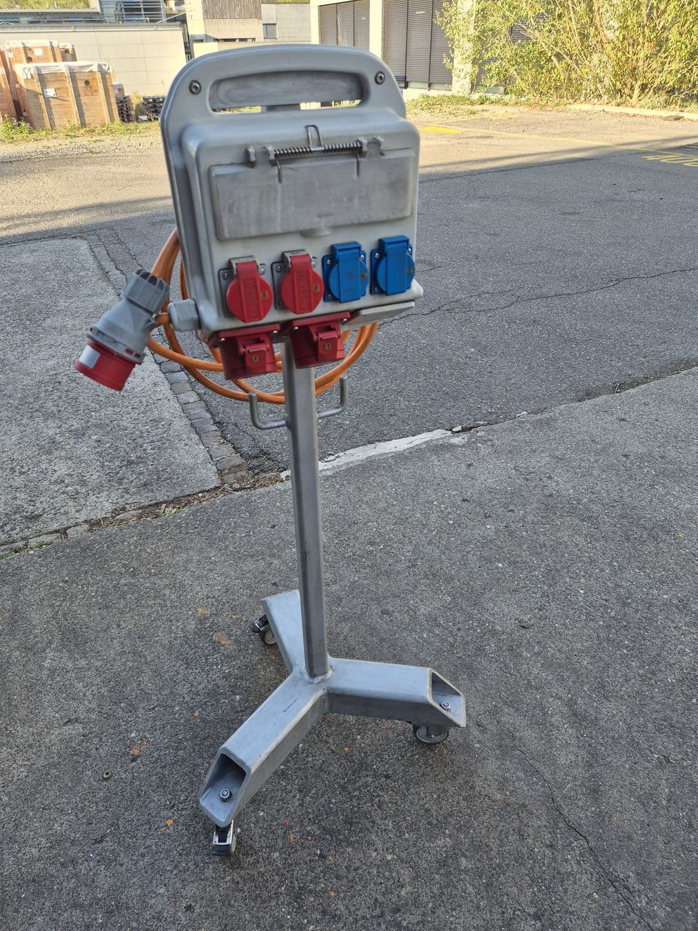 Elektrotechnik: Stromverteiler mit Ständer 16 A – Gebraucht aus Villnachern von slada2025