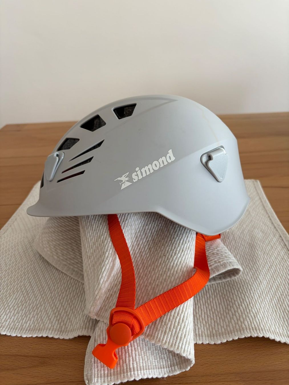 Helme: Kletterhelm Simond – Gebraucht aus Küsnacht ZH von Hell11